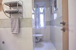 bagno con servizi igienici e finestra. di Bed & Breakfast Garden40 a Belgrado