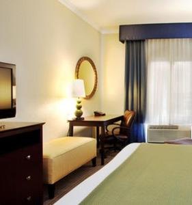 Krevet ili kreveti u jedinici u objektu Holiday Inn Express Hotel & Suites New Iberia - Avery Island, an IHG Hotel