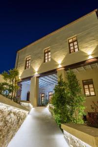 un gran edificio blanco con luces encendidas en Aelios Design Hotel, en La Canea