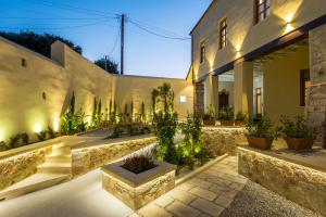 un patio de un edificio con un montón de plantas en Aelios Design Hotel, en La Canea