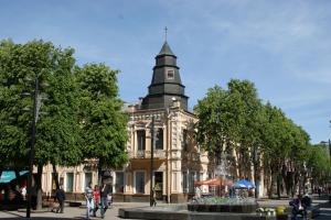 un edificio con una torre dell'orologio sopra di Hotel Metropolis a Kaunas