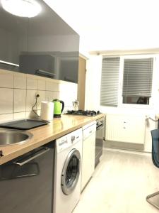 Una cocina o kitchenette en Green Apartment 59