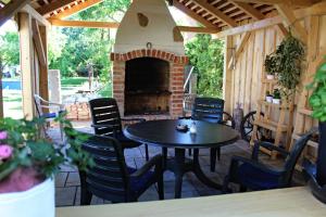 d'une terrasse avec une table et une cheminée. dans l'établissement Apartment Telč Hradecka, à Telč