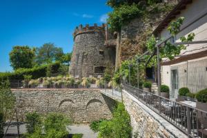 eine alte Steinmauer mit einem Schloss in der Unterkunft Relais San Vigilio al Castello in Bergamo