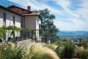 ein Haus auf einem Hügel mit Stadtblick in der Unterkunft Relais San Vigilio al Castello in Bergamo