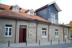 budynek z czerwonymi drzwiami na ulicy w obiekcie Hotel Rural Villa do Banho w mieście Termas de Sao Pedro do Sul