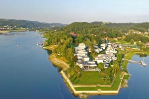 een luchtzicht op een dorp op een eiland in het water bij Apartment Słoneczny Gródek 19 Spa & Wellness in Gródek Nad Dunajcem