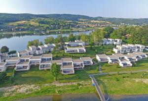 een luchtzicht op een resort op een meer bij Apartment Słoneczny Gródek 19 Spa & Wellness in Gródek Nad Dunajcem