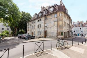 ein Fahrrad steht vor einem Gebäude geparkt in der Unterkunft La Romantica by La Felicità in Besançon