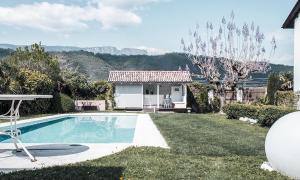 um quintal com uma piscina e uma casa em Mirror Houses em Bolzano