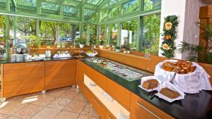 um quarto com um buffet de comida num edifício com janelas em Hotel zur Mühle em Ismaning