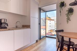 Una cocina o zona de cocina en Feel Porto Downtown Apartments & Studios