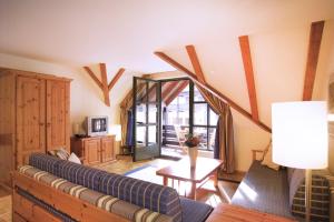 sala de estar con sofá y mesa en Hapimag Ferienwohnungen Braunlage, en Braunlage