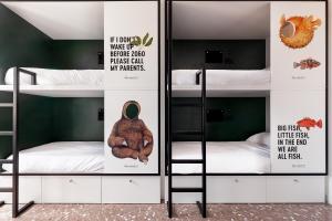 2060 The Newton Hostel tesisinde bir odada yatak veya yataklar