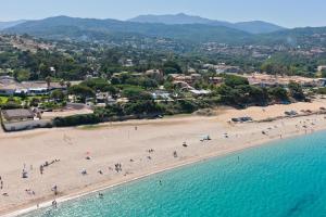 een luchtzicht op een strand met mensen erop bij Residence Club Marina Viva in Porticcio