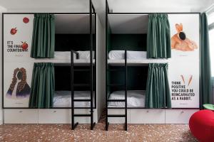 2060 The Newton Hostel tesisinde bir odada yatak veya yataklar