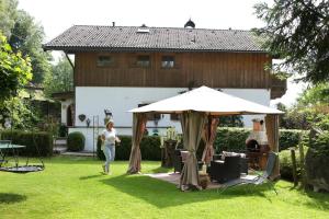 una mujer caminando en un patio con un paraguas en Haus Südblick, en Zell am See