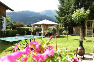 una mesa de picnic con una sombrilla en un patio en Haus Südblick, en Zell am See