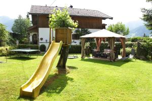 un tobogán en un patio con una casa en Haus Südblick, en Zell am See