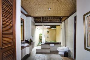 een badkamer met een toilet, een wastafel en een bad bij Sri Phala Resort & Villa in Sanur