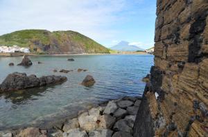 vista di una cassa d'acqua con rocce di Casinha Pim a Horta