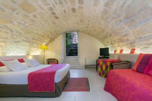 A bed or beds in a room at Best Western Hotel Le Guilhem