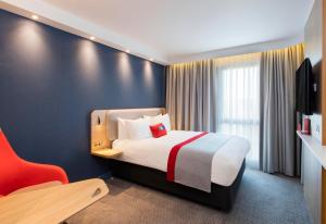 Un pat sau paturi într-o cameră la Holiday Inn Express Belfast City, an IHG Hotel