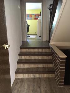 un escalier menant à une chambre avec une porte. dans l'établissement Ferienwohnung Pfeifer, à Friedrichsdorf