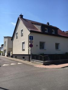 un bâtiment blanc sur le côté d'une rue dans l'établissement Ferienwohnung Pfeifer, à Friedrichsdorf