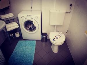 bagno con lavatrice e servizi igienici di Apartment Lent a Maribor