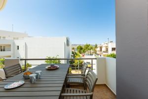 Ethereal Apartments Chania في سودا: طاولة على شرفة مطلة على شارع