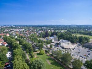 uma vista aérea de um campus com um edifício e árvores em Hotel Susato em Soest