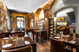 un restaurant avec des tables et des chaises ainsi qu'un bar dans l'établissement Aparthotel Stare Miasto, à Cracovie