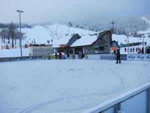 een groep mensen die op een sneeuwbedekte skipiste staan bij Ferienwohnungen Oberwiesenthal in Kurort Oberwiesenthal