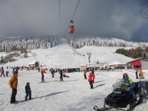 een groep mensen op een skipiste met een skilift bij Ferienwohnungen Oberwiesenthal in Kurort Oberwiesenthal