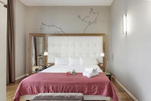 - une chambre dotée d'un grand lit avec un animal rembourré dans l'établissement Italiana Hotels Milan Rho Fair, à Rho