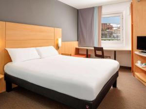 una camera con letto, scrivania e finestra di ibis Liverpool Centre Albert Dock – Liverpool One a Liverpool