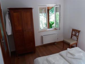 A bed or beds in a room at Ferienhaus Baederleiblick