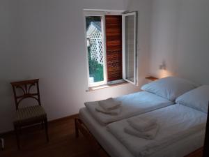 A bed or beds in a room at Ferienhaus Baederleiblick