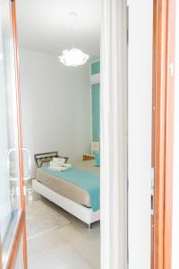 - une chambre avec un lit et un miroir dans l'établissement Ciuri Di Mari, à San Vito Lo Capo