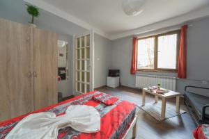 - une chambre avec un lit, une table et une fenêtre dans l'établissement Peter Pan House, à Sofia