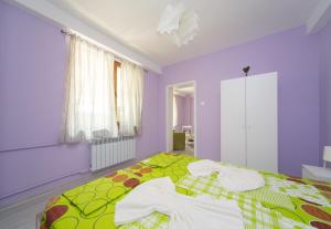 - une chambre avec un lit et des serviettes dans l'établissement Peter Pan House, à Sofia