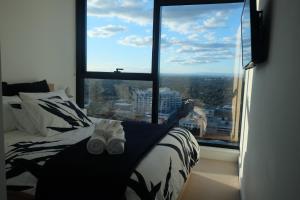 Tempat tidur dalam kamar di Whitehorse Towers Self Service Holiday Apartment