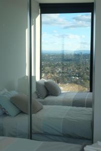 Tempat tidur dalam kamar di Whitehorse Towers Self Service Holiday Apartment