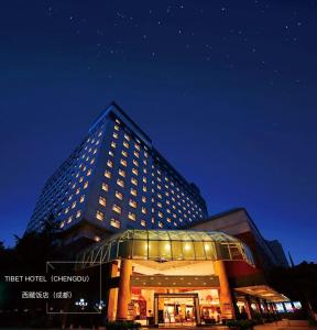 een hotelgebouw 's nachts met lichten aan bij Chengdu Tibetan Hotel-Free Welcome Tibetan Tea in Chengdu