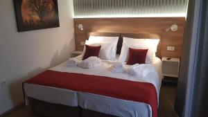 una camera d'albergo con un letto e asciugamani di AURA Residence a Rovigno (Rovinj)