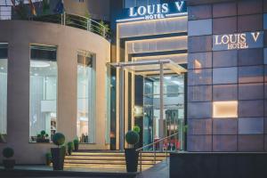 una hall di un hotel louis vuitton di Louis V Hotel Beirut a Beirut