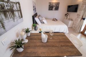 um quarto com uma cama e uma mesa com plantas em Estate Villa Duo em Biograd na Moru