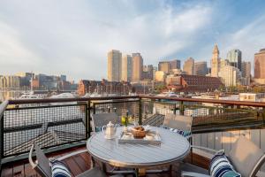 - une table sur un balcon avec vue sur la ville dans l'établissement Boston Yacht Haven, à Boston