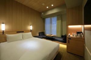 Uma cama ou camas num quarto em Candeo Hotels Kobe Tor Road